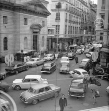 Pariser Bilder [The street life of Paris]  Pressure traffic on the street Date: 1965 Location: France, Paris Keywords: cars, street images, traffic
