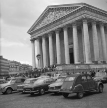 Pariser Bilder [Paris Street Life]  Parked cars for Madeleine Date: 1965 Location: France, Paris Keywords: cars, churches, monuments, street sculptures
