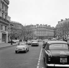 Pariser Bilder [Paris Street Life]  The Hôtel du Louvre, seen from the Avenue de l'Opera Date: 1965 Location: France, Paris Keywords: cars, buildings, hotels, street sculptures, traffic