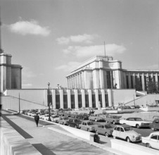 Pariser Bilder [The street life of Paris]  The Palais de Chaillot ('Trocadéro'), near the Eiffel Tower Annotation: The Palais de Chaillot was built for the World Exhibition of 1937 and houses several ...