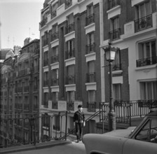 Pariser Bilder [The street life of Paris]  Boy at the top of the steps of Rue Foyatier in Montmartre Date: 1965 Location: France, Paris Keywords: buildings, facades, boys, street images, stairs