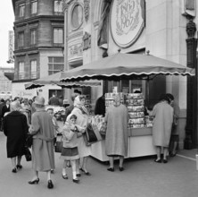Pariser Bilder [Paris Street Life]  Customers at a shop stall at Printemps Department Store Date: 1965 Location: France, Paris Keywords: public, street images, street vendors, department stores