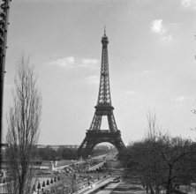 Pariser Bilder [The street life of Paris]  La Tour Eiffel Annotation: The Eiffel Tower was built by Gustav Eiffel on the occasion of the World Exhibition of 1889 Date: 1965 Location: France, Paris Key...