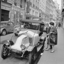 Pariser Bilder [The street life of Paris]  Oldtimer attracts the interest of passers-by Date: 1965 Location: France, Paris Keywords: cars, vintage cars, street images