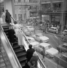 Pariser Bilder [The street life of Paris]  On the escalator of a large department store Date: 1965 Location: France, Paris Keywords: interior, stairs, department stores