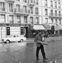 Pariser Bilder [The street life of Paris]  Man crossing with baguettes under his arm Date: 1965 Location: France, Paris Keywords: groceries, bread, street images