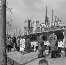Pariser Bilder [The street life of Paris]  Passengers along the bookstalls on the Seine quay, with the Notre-Dame Annotation in the background: The booksellers with a stall along the Seine are called ...