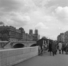 Pariser Bilder [The street life of Paris]  Passengers along the bookstalls at the Seine Annotation: The booksellers with a stall along the Seine are called bouquinistes. They sell old books and prints...