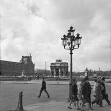 Pariser Bilder [The street life of Paris]  Place du Carrousel, with in the background the Arc de Triomphe du Caroussel and the Musée du Louvre Date: 1965 Location: France, Paris Keywords: memorials, m...