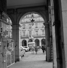 Pariser Bilder [The street life of Paris]  Place des Pyramides seen from the Rue de Rivoli, with in the background Hôtel Regina and the statue of Joan of Arc Date: 1965 Location: France, Paris Keyword...