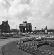 Pariser Bilder [The street life of Paris]  Place du Carrousel, with in the background the Arc de Triomphe du Caroussel and the Musée du Louvre Date: 1965 Location: France, Paris Keywords: memorials, m...