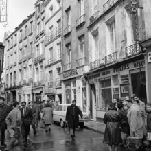 Pariser Bilder [The street life of Paris]  Rue des Rosiers, in the center of the Jewish district Le Marais Date: 1965 Location: France, Paris Keywords: street images, shops