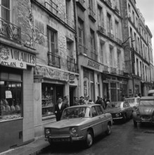 Pariser Bilder [The street life of Paris]  Rue des Rosiers, in the center of the Jewish district Le Marais Date: 1965 Location: France, Paris Keywords: street images, shops