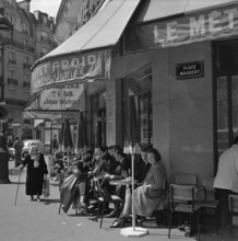 Pariser Bilder [The street life of Paris]  Terrace of Café le Métro at the Place Maubert Date: 1965 Location: France, Paris Keywords: cafes, street sculptures, terraces