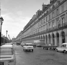 Pariser Bilder [The street life of Paris]  Traffic on Rue de Rivoli Date: 1965 Location: France, Paris Keywords: cars, buildings, street lights