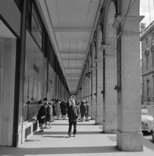 Pariser Bilder [The street life of Paris]  Shopping Gallery at Rue de Rivoli Date: 1965 Location: France, Paris Keywords: shop windows, street sculptures, shops