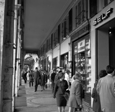 Pariser Bilder [The street life of Paris]  Shopping audience at Rue de Rivoli Date: 1965 Location: France, Paris Keywords: shop windows, street sculptures, shops