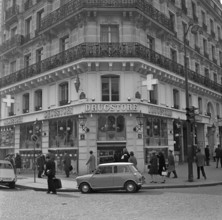 Pariser Bilder [The street life of Paris]  Drugstore in Saint-Germain-des-prés Annotation: District in the sixth and seventh arrondissement of Paris, traditionally populated by artists, students and i...