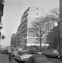 Pariser Bilder [The street life of Paris]  Parked cars on the street Date: 1965 Location: France, Paris Keywords: cars, street images