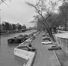 Pariser Bilder [The street life of Paris]  Parked cars on the quays along the Seine Date: 1965 Location: France, Paris Keywords: cars, rivers