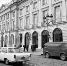 Pariser Bilder [The street life of Paris]  Men talking in front of the entrance of Hôtel Ritz at the Place Vendôme Date: 1965 Location: France, Paris Keywords: buildings, hotels, street sculptures