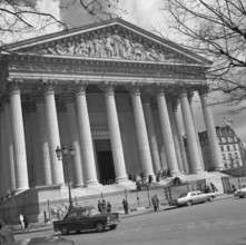 Pariser Bilder [Paris Street Life]  L'Ãglise de la Madeleine Date: 1965 Location: France, Paris Keywords: churches, monuments, street sculptures