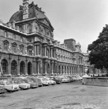Pariser Bilder [The street life of Paris]  Sully wing of the Musée du Louvre Date: 1965 Location: France, Paris Keywords: museums, parking Institution name: Louvre