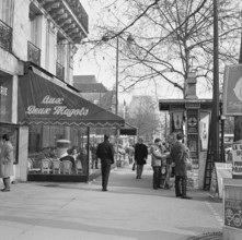 Pariser Bilder [The street life of Paris]  Terrace of café-restaurant Deux Magots in Saint-Germain-des-Prés Annotation: District in the sixth and seventh arrondissement of Paris, traditionally populat...