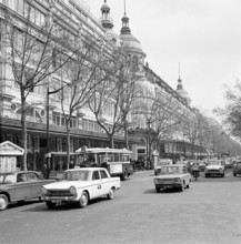 Pariser Bilder [The street life of Paris]  Department stores Printemps and Lafayette on Boulevard Hausmann Date: 1965 Location: France, Paris Keywords: cars, buildings, street statues, department stor...