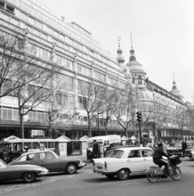 Pariser Bilder [The street life of Paris]  Department stores Printemps and Lafayette on Boulevard Hausmann Date: 1965 Location: France, Paris Keywords: cars, buildings, street statues, department stor...