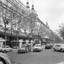 Pariser Bilder [The street life of Paris]  Department stores Printemps and Lafayette on Boulevard Hausmann Date: 1965 Location: France, Paris Keywords: cars, buildings, street statues, department stor...