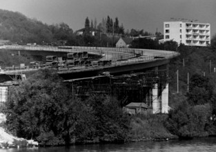 AJAXNETPHOTO. SEPTEMBER, 1971. VAL D'OISE, ARGENTEUIL, FRANCE. - NEW ROAD - BUILDING THE D311 HIGHWAY OVERLOOKING THE RIVER SEINE.PHOTO:JONATHAN EASTLAND/AJAX REF:RX7 151204 175