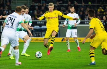 sports, football, Bundesliga, 2019/2020, Borussia Moenchengladbach vs. BVB Borussia Dortmund 1-2, Stadium Borussia Park, scene of the match, f.l.t.r. Tony Jantschke (MG), Matthias Ginter (MG), Nico El...