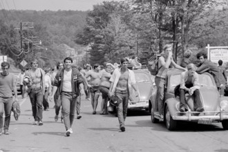 1960s AUGUST 1969 TEENS WALKING AND ON VW BEETLES CARS ON THEIR WAY TO WOODSTOCK FESTIVAL BETHEL NEW YORK STATE USA - j12742 HAR001 HARS PERSONS INSPIRATION FESTIVAL MALES TEENAGE BOY WAY ENTERTAINMEN...