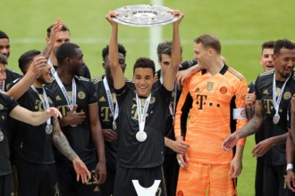 Jamal Musiala FC Bayern MŸnchen  mit Meisterschale  Siegerehrung: Meisterfeier mit der Uebergabe der Meisterschale an das Team FC Bayern Muenchen - Deutscher Meister 2021. FC Bayern Muenchen - FC Augs...