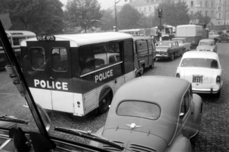 Strassenverkehr in Paris, 1962. Street traffic in Paris, 1962.