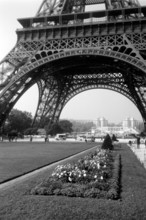 Der Fuß des Eiffelturms, im Hintergrund die Jardins du Trocadéro, Paris 1962. The foot of the Eiffel Tower, in the background the Jardins du Trocadéro, Paris 1962.
