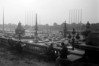 Straßenverkehr an der Place de la Concorde in Paris, im Hintergrund der Obelisk und der Eiffelturm, 1962.Road traffic at the Place de la Concorde in Paris, in the background the Obelisk and the Eiffel...