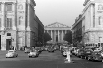Der Straßenverkehr an der Place de la Concorde, links das Hotel de Crillon, rechts das Hotel de La Marine, in der Mitte die Madeleine, eine Pfarrkirche im klassizistischen Stil, Paris 1962. The street...