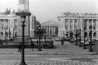 Die Place de la Concorde in Paris, links der Fuß des Obelisken mit Hieroglyphen und das Hotel de Crillon, rechts das Hotel de la Marine, im Hintergrund erkennbar die Madeleine, eine Pfarrkirche im kla...