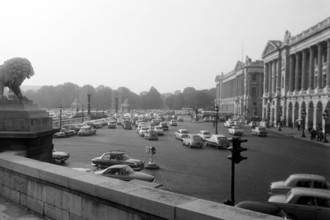 Blick auf den Straßenverkehr an der Place de la Concorde, links das Hotel de Crillon, rechts das Hotel de La Marine, Paris 1962. View of street traffic at Place de la Concorde, Hotel de Crillon on the...