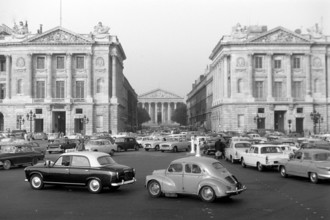 Der Straßenverkehr an der Place de la Concorde, links das Hotel de Crillon, rechts das Hotel de La Marine, in der Mitte die Madeleine, eine Pfarrkirche im klassizistischen Stil, Paris 1962. The street...