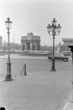 Der Triumphbogen am Carrousel du Louvre, Paris 1965. The Arc de Triomphe at the Carrousel du Louvre, Paris 1965.