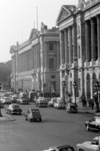 Blick auf den Straßenverkehr an der Place de la Concorde, links das Hotel de Crillon, rechts das Hotel de La Marine, Paris 1962. View of street traffic at Place de la Concorde, Hotel de Crillon on the...