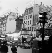 Das Moulin Rouge an der Place Blanche in Pigalle, dem Vergnügungsviertel von Paris, 1962. The Moulin Rouge at Place Blanche in Pigalle, the entertainment district of Paris, 1962.