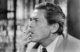 Jacques Monod im Halbprofil mit Zigarette in der Hand. Der französische Biologe und Nobelpreisträger wirkt nachdenklich und zugleich präsent in dieser  Aufnahme aus den frühen 1970er-Jahren.