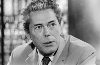 Porträt des französischen Molekularbiologen Jacques Monod im Anzug mit Krawatte. Die Aufnahme aus den frühen 1970er-Jahren zeigt den Nobelpreisträger mit aufmerksamem Blick.