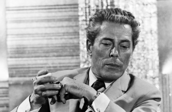 Jacques Monod, französischer Biochemiker und Nobelpreisträger, im Halbprofil mit ernster Miene und Zigarette in der Hand. Die Aufnahme entstand in den frühen 1970er-Jahren