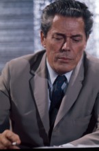 Der Schriftsteller Jacques Monod in einer Porträtaufnahme. Er trägt einen Anzug und eine Krawatte. 1971