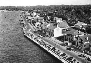 This aerial view of Capbreton port, taken circa 1960, shows the area before the extensive works of the 1970s. The photograph provides insight into the original structure of the port before modernizati...